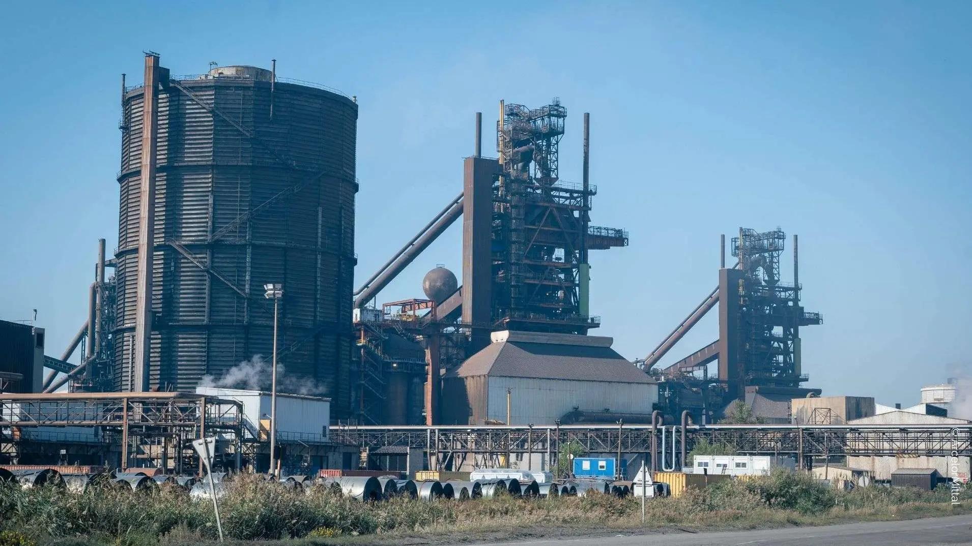 Amiante, décarbonation et survie industrielle : pourquoi la tension monte chez ArcelorMittal Fos avant une AG exceptionnelle le 29 avril